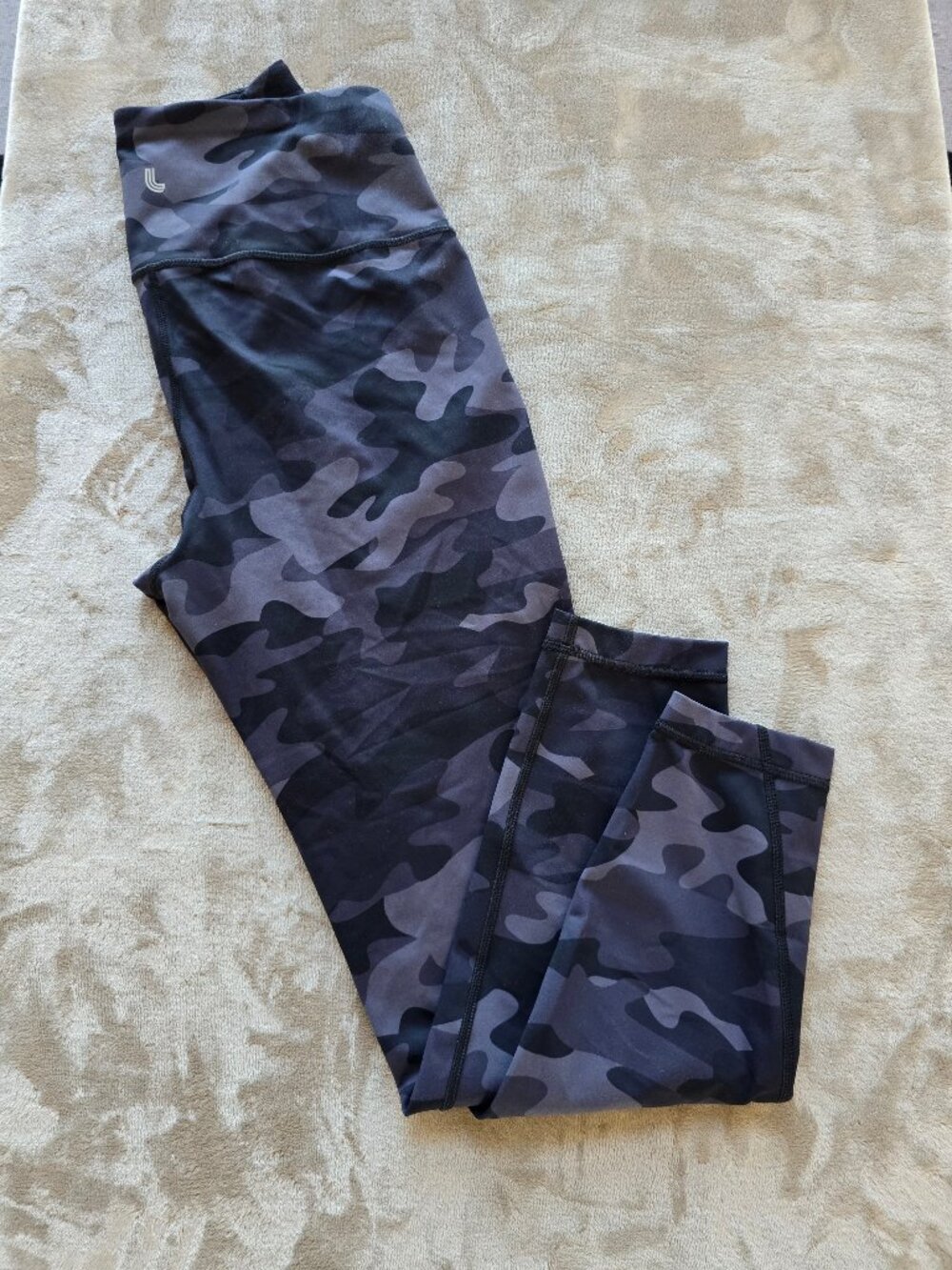 Lolë Camo High-Rise Athletic Leggings - Dark Grey Camouflage - Size Small